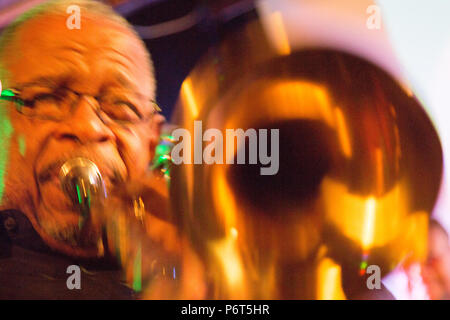 London UK 22 avril 2018 le tromboniste Fred Wesley au NSI cafe à Peckham, dans le sud de Londres. Banque D'Images