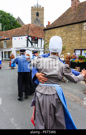 Les hommes et les femmes de la troupe de danse, les soleils Boulonnais, en dansant dans la rue pendant le week-end de la ville de Sandwich festival français. Banque D'Images