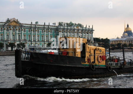 Remorqueur-out applaudi la croisière le long de la Neva river grâce à Saint-Pétersbourg, en Russie, en passant par le Palais d'hiver Banque D'Images