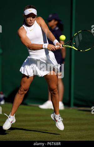 Katie Swan en action contre Irina-Camelia Begu le premier jour des championnats de Wimbledon au All England Lawn tennis and Croquet Club, Wimbledon. APPUYEZ SUR ASSOCIATION photo. Date de la photo: Lundi 2 juillet 2018. Voir PA Story TENNIS Wimbledon. Le crédit photo devrait se lire comme suit : John Walton/PA Wire. Banque D'Images