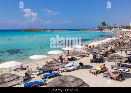 Les touristes à prendre le soleil sur la plage de Nissi près de Ayia Napa, Chypre Banque D'Images