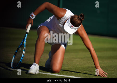 Irina-Camelia Begu semble abattu après la défaite de Katie Swan le premier jour des championnats de Wimbledon au All England Lawn tennis and Croquet Club, Wimbledon.APPUYEZ SUR ASSOCIATION photo.Date de la photo: Lundi 2 juillet 2018.Voir PA Story tennis Wimbledon.Le crédit photo devrait se lire comme suit : John Walton/PA Wire.RESTRICTIONS : usage éditorial uniquement.Aucune utilisation commerciale sans le consentement écrit préalable de l'AELTC.Utilisation d'images fixes uniquement - aucune image mobile à émuler.Pas de superposition ou de suppression des logos de sponsor/annonce.Pour plus d'informations, appelez le +44 (0)1158 447447. Banque D'Images