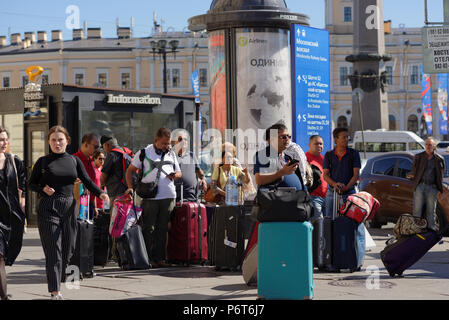 Saint-pétersbourg, Russie - 20 juin 2018 : Groupe de fans de football indien à la gare ferroviaire de Moscou et de Saint-pétersbourg durant la Coupe du Monde de la FIFA, Russie 2018 Banque D'Images