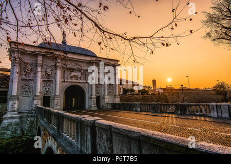 L'ancienne porte monumentale San Tomaso, l'entrée de la ville de Trévise (Italie du Nord) Banque D'Images