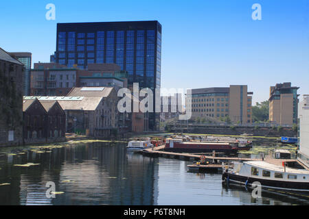 Grand Canal Dock dans le quartier des Docklands de Dublin avec le Google et péniches amarrées à l'arrière-plan du bureau. Banque D'Images