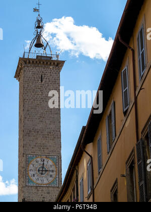 La haute tour carrée avec horloge et Bell, dans la ville médiévale de Viterbe (Italie) Banque D'Images