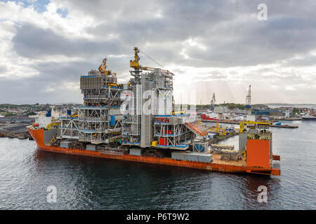 Une plate-forme pétrolière en construction sur l'arrière d'un navire quai flottant à Stavanger, Norvège. Photo date : mardi 19 juin 2018. Photographie par Christophe Banque D'Images