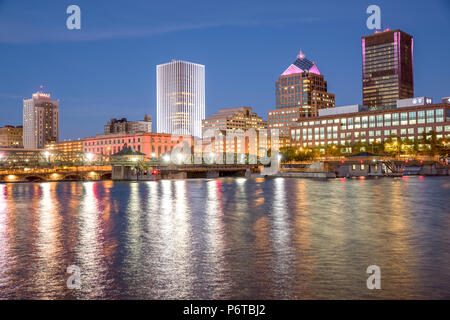 Rochester, New York : un horizon de la ville au crépuscule le long de la rivière Genesee. Banque D'Images