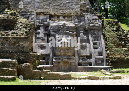 Belles ruines Mayas Lamanai au Belize Banque D'Images