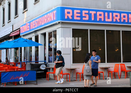 NEW YORK, NY - 15 juin : Tom's Restaurant, qui a été l'extérieur utilisé couramment dans les épisodes de Seinfeld. Manhattan le 15 juin 2017 à New York, USA. (Phot Banque D'Images