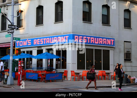 NEW YORK, NY - 15 juin : Tom's Restaurant, qui a été l'extérieur utilisé couramment dans les épisodes de Seinfeld. Manhattan le 15 juin 2017 à New York, USA. (Phot Banque D'Images