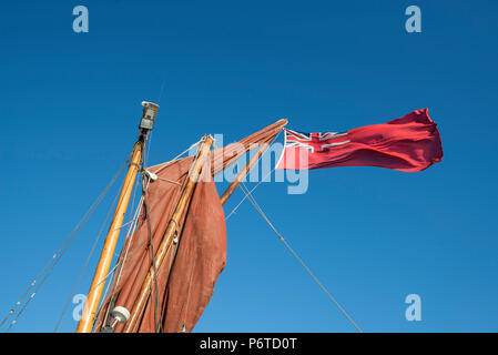 Ensign Flying sur une barge à voile -tamise - Londres Banque D'Images