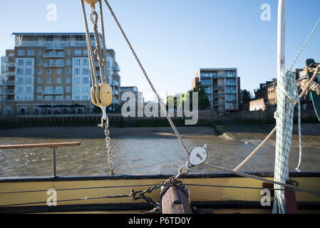 Péniche sur la Tamise à Londres Banque D'Images