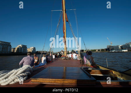 Mât grande navigation sur une barge de la Tamise à Londres Banque D'Images