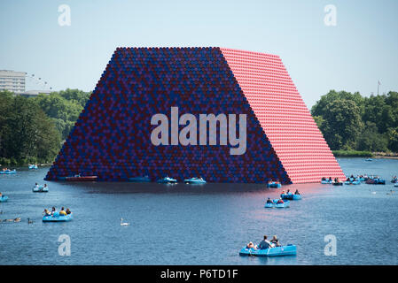 Des œuvres d'art de la mastaba flottent sur la serpentine à Hyde Park - Londres Banque D'Images