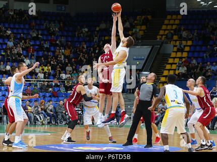 Kiev, UKRAINE - 1 juillet 2018 : Jump ball (tip) commence l'ouverture de la Coupe du Monde de la FIBA Europe 2019 jeu qualificatifs Ukraine (en blanc) v La Lettonie (en rouge) à Banque D'Images