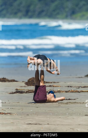 Un jeune couple de randonnée sportive s'amusant sur Shi Shi Beach le long de l'océan Pacifique à l'Olympic National Park, Washington State, USA [Aucun modèle rel Banque D'Images