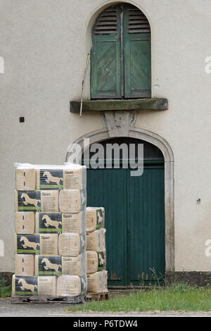Dresde, Einsteu pour boxes à chevaux est en face de la porte de grange verrouillée Banque D'Images