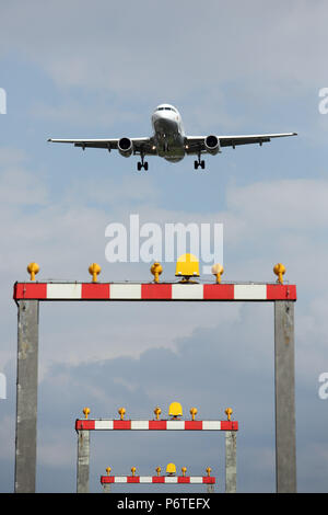 Langenhagen, Allemagne, système d'éclairage pour l'approche soutenir en face de l'aéroport Hannover-Langenhagen Banque D'Images