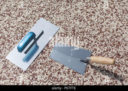 Béton coloré autour de la piscine avec des outils Banque D'Images