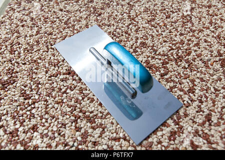 Béton coloré autour de la piscine avec des outils Banque D'Images