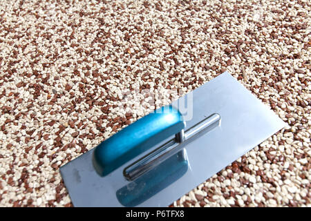 Béton coloré autour de la piscine avec des outils Banque D'Images