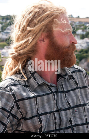 Portrait d'homme aux longues dreadlocks blondes et barbe et moustache au gingembre Banque D'Images