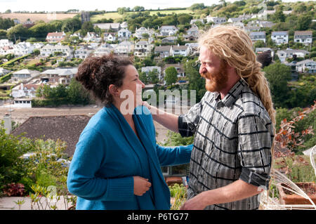 Heureux couple cuddling smiling rire Banque D'Images