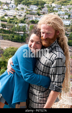 Heureux couple cuddling smiling rire Banque D'Images