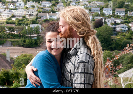 Heureux couple cuddling smiling rire Banque D'Images