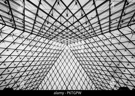 Lignes de la pyramide du Louvre Banque D'Images