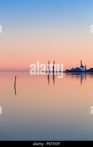 Port avec mer calme sur l'heure d'or Banque D'Images