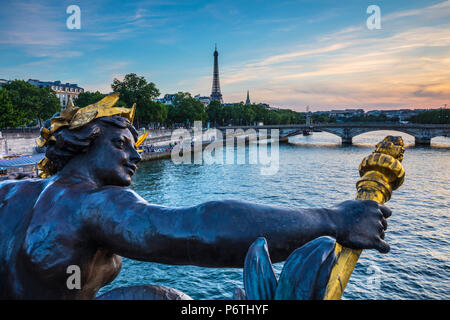 Le Pont Alexandre III et la Tour Eiffel, Paris, France Banque D'Images