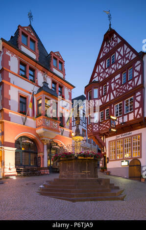 Place du marché au crépuscule, Bernkastel-Kues, Rhénanie-Palatinat, Allemagne Banque D'Images