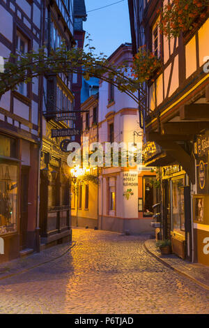 Vieille ville historique à l'aube, Bernkastel-Kues, Rhénanie-Palatinat, Allemagne Banque D'Images