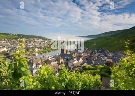 Vue sur la rivière Moselle et Bernkastel-Kues, Rhénanie-Palatinat, Allemagne Banque D'Images