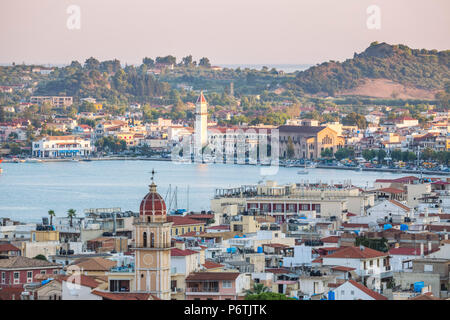 La ville de Zakynthos et son port au coucher du soleil, Zante, Grèce Banque D'Images