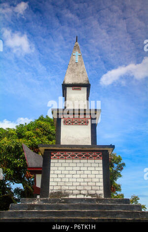 L'Indonésie, Sumatra, l'île de Samosir, Tuk Tuk, Lac Toba Batak, tomb Banque D'Images