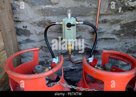 Vanne de commutation pack de 2 avec arrêt de surpression sur les bouteilles de gaz GPL qui alimentent une cuisinière à gaz dans les zones rurales du pays de Galles UK KATHY DEWITT Banque D'Images