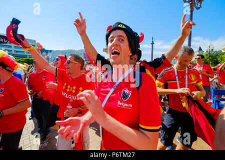 Les équipes de soutien des fans de football sur la rue de la ville le jour du match entre l'Angleterre et la Belgique Banque D'Images