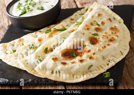 L'Azerbaïdjan qutab pain plat avec des greens close-up sur la table. Banque D'Images