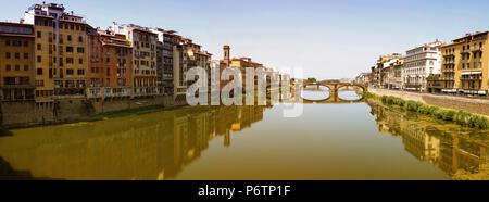 Arno à Florence (Firenze) en Italie vue du Ponte del Veccio Banque D'Images