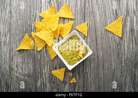 Bol de délicieux guacamole maison traditionnelle avec des nachos Banque D'Images