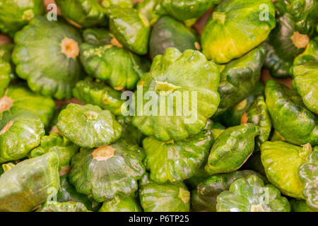 Patissons vert. Patissons vert sur le comptoir du magasin. Banque D'Images