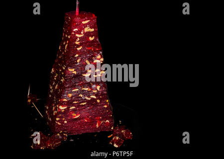 Doux, plat national turc rakat lukum rouge sur fond noir Banque D'Images