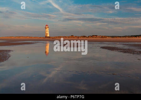 Lumière du soir au point d'Ayr (phare de Talacre), sur la côte nord du Pays de Galles Banque D'Images