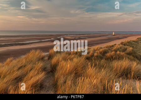 Dunes de sable et la plage au point d'Ayr (phare de Talacre), sur la côte nord du Pays de Galles Banque D'Images