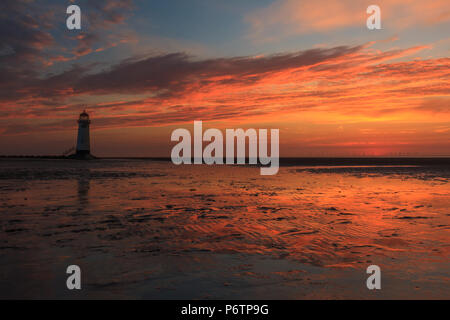 Coucher du soleil au point d'Ayr (phare de Talacre), sur la côte nord du Pays de Galles Banque D'Images