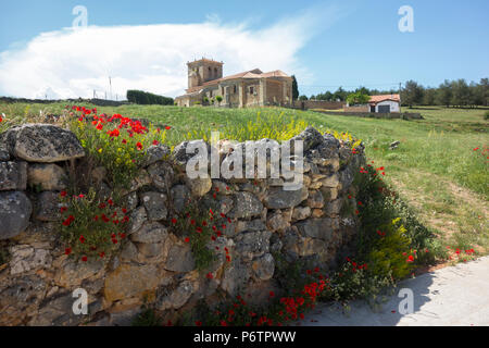 L'église de San Cristobal dans le village espagnol de Pradanos De Ojeda, Palencia Espagne Banque D'Images