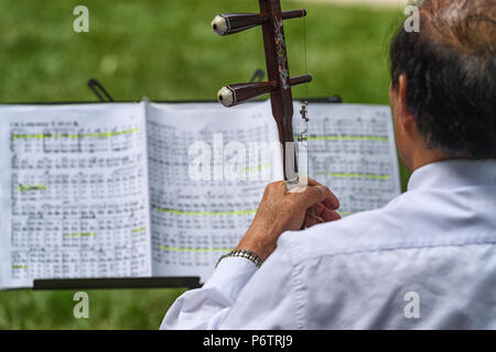 L'homme jouant un instrument de musique chinois appelé erhu à la célébration de la fête du Canada dans le quartier chinois de Calgary Banque D'Images